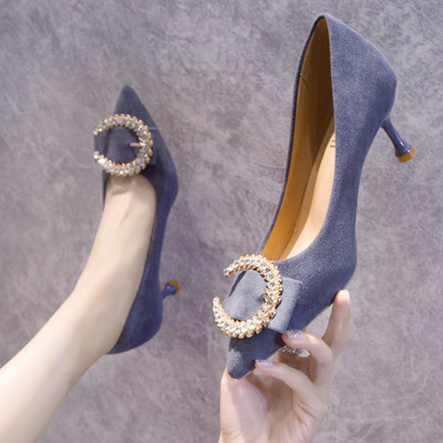 Κομψά γυναικεία παπούτσια με λεπτό τακούνι με διακοσμητική αγκράφα με πέτρες