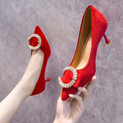 Κομψά γυναικεία παπούτσια με λεπτό τακούνι με διακοσμητική αγκράφα με πέτρες