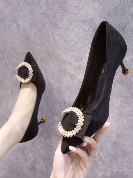 Κομψά γυναικεία παπούτσια με λεπτό τακούνι με διακοσμητική αγκράφα με πέτρες