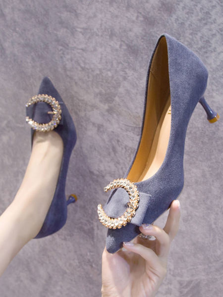 Κομψά γυναικεία παπούτσια με λεπτό τακούνι με διακοσμητική αγκράφα με πέτρες