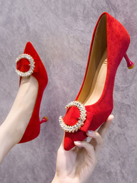 Κομψά γυναικεία παπούτσια με λεπτό τακούνι με διακοσμητική αγκράφα με πέτρες