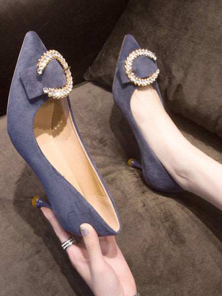 Κομψά γυναικεία παπούτσια με λεπτό τακούνι με διακοσμητική αγκράφα με πέτρες