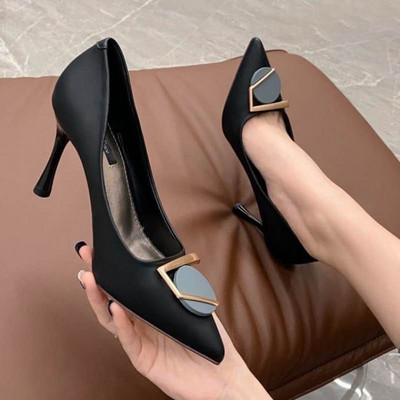 Μοντέρνα γυναικεία παπούτσια με διακόσμηση