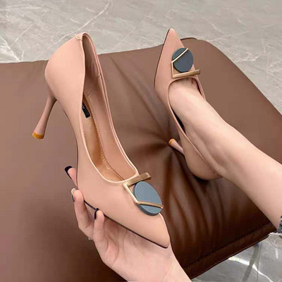 Μοντέρνα γυναικεία παπούτσια με διακόσμηση