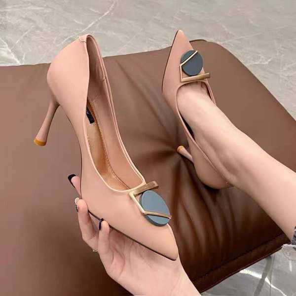 Μοντέρνα γυναικεία παπούτσια με διακόσμηση