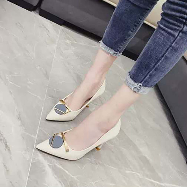 Μοντέρνα γυναικεία παπούτσια με διακόσμηση