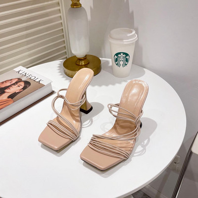 Γυναικείες παντόφλες με λεπτό τακούνι και λουράκια σε μπεζ και μαύρο χρώμα