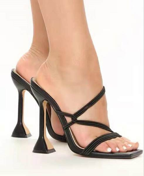 Γυναικείες παντόφλες με λεπτό τακούνι και λουράκια σε μπεζ και μαύρο χρώμα