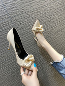 Μυτερό μοντέλο γυναικεία παπούτσια με λεπτό τακούνι