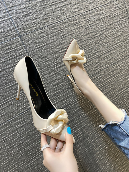 Μυτερό μοντέλο γυναικεία παπούτσια με λεπτό τακούνι