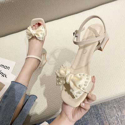 Γυναικεία τετράγωνα σανδάλια με μεταλλικό κούμπωμα και κορδέλα