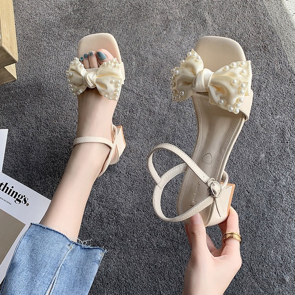 Γυναικεία τετράγωνα σανδάλια με μεταλλικό κούμπωμα και κορδέλα