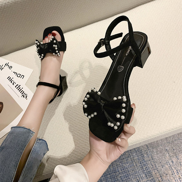 Γυναικεία τετράγωνα σανδάλια με μεταλλικό κούμπωμα και κορδέλα