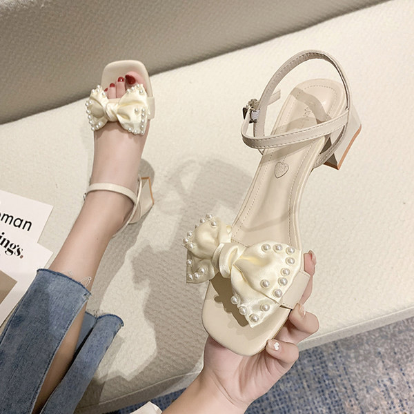 Γυναικεία τετράγωνα σανδάλια με μεταλλικό κούμπωμα και κορδέλα