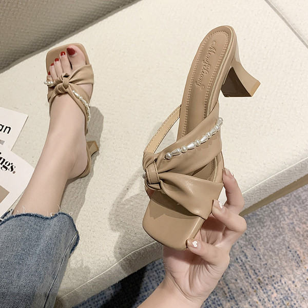 Ženske papuče od umjetne kože s debelom petom i perlama