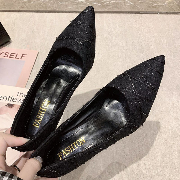 Κομψά γυναικεία παπούτσια με τακούνια σε δύο χρώματα