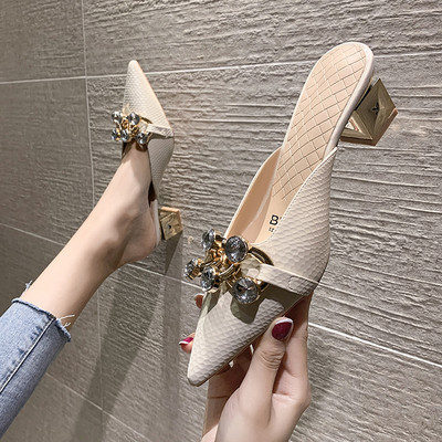 Paksu kontsaga ja metallelemendiga naiste sussid