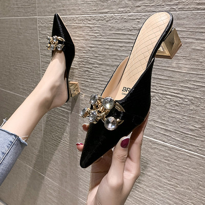 Paksu kontsaga ja metallelemendiga naiste sussid