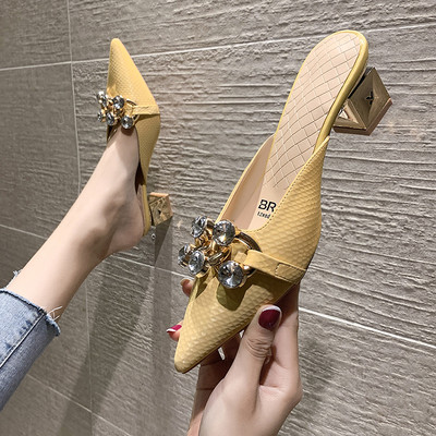 Paksu kontsaga ja metallelemendiga naiste sussid