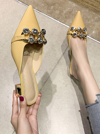 Paksu kontsaga ja metallelemendiga naiste sussid