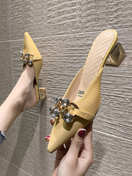 Paksu kontsaga ja metallelemendiga naiste sussid