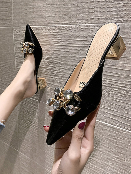 Paksu kontsaga ja metallelemendiga naiste sussid