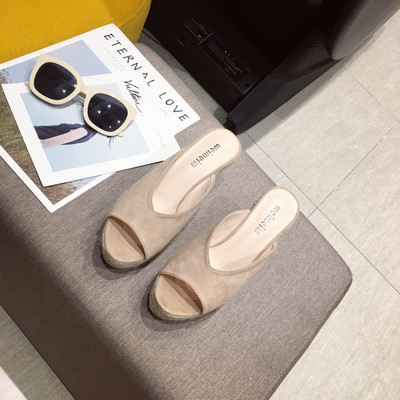 Moodsad naiste sussid platvormiga 9 cm