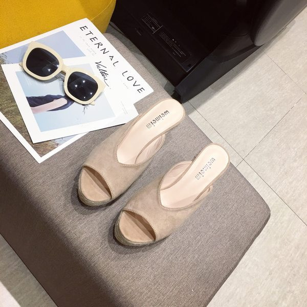 Moodsad naiste sussid platvormiga 9 cm