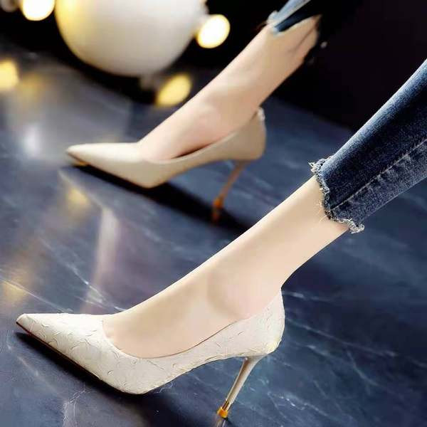 Κομψά μυτερά παπούτσια με τακούνι 9 cm