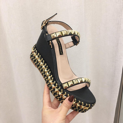 Casual γυναικεία σανδάλια με μεταλλικά πούλια και πλατφόρμα ύψους 11 cm