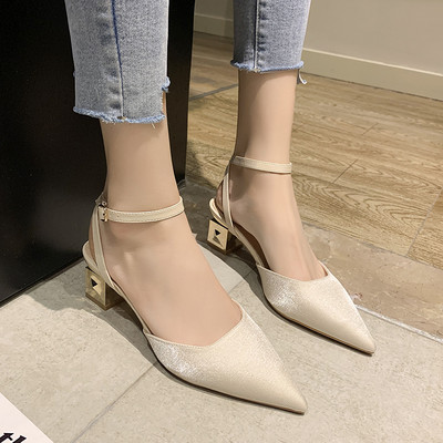 Metallist kinnitusega ja paksu kandilise kontsaga naiste sandaalid