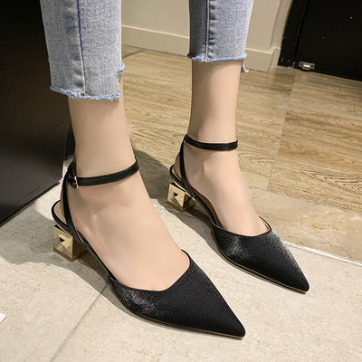 Metallist kinnitusega ja paksu kandilise kontsaga naiste sandaalid