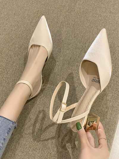 Metallist kinnitusega ja paksu kandilise kontsaga naiste sandaalid