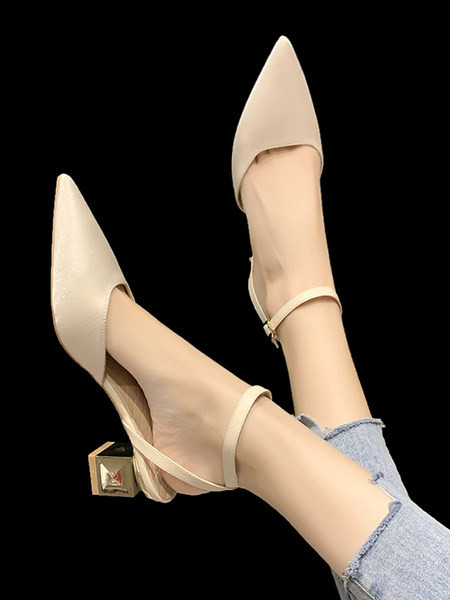 Metallist kinnitusega ja paksu kandilise kontsaga naiste sandaalid