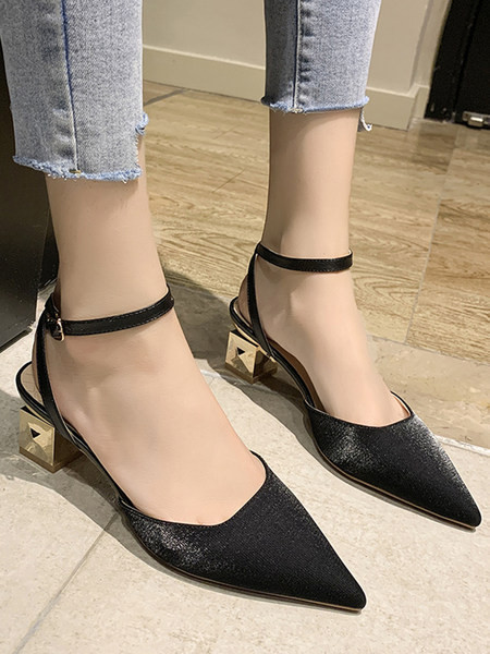 Metallist kinnitusega ja paksu kandilise kontsaga naiste sandaalid