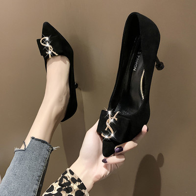 Κομψά γυναικεία παπούτσια με λεπτό τακούνι με μεταλλική διακόσμηση με πέτρες