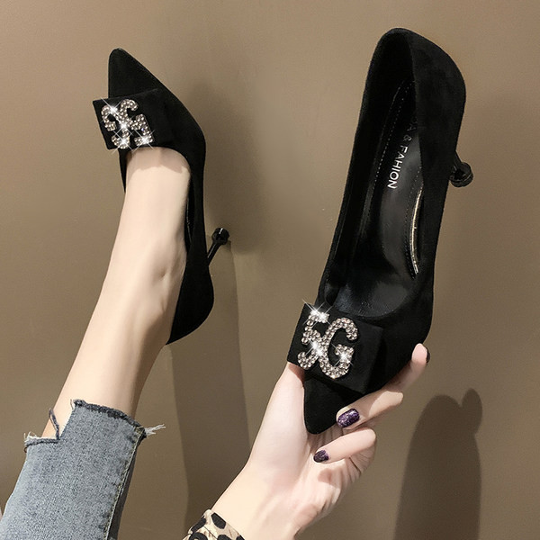 Κομψά γυναικεία παπούτσια με λεπτό τακούνι με μεταλλική διακόσμηση με πέτρες