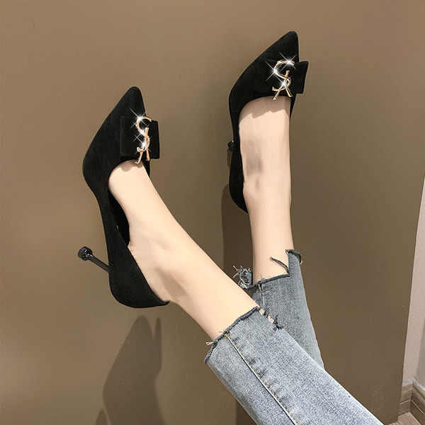 Κομψά γυναικεία παπούτσια με λεπτό τακούνι με μεταλλική διακόσμηση με πέτρες