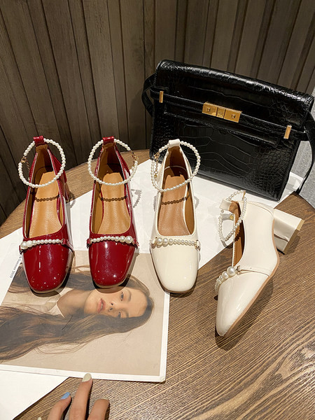 Naiste lakknahast kingad pärlitega kaunistusega