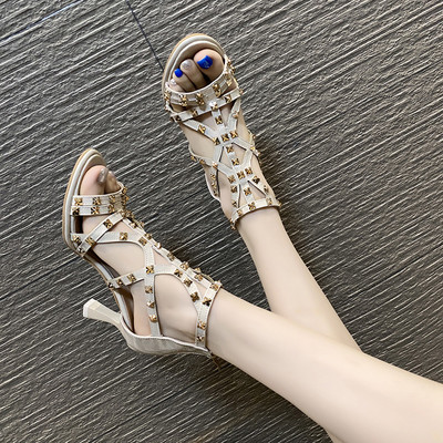 Γυναικεία παπούτσια με δερμάτινα λουράκια και μεταλλική διακόσμηση