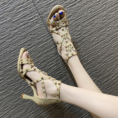 Γυναικεία παπούτσια με δερμάτινα λουράκια και μεταλλική διακόσμηση