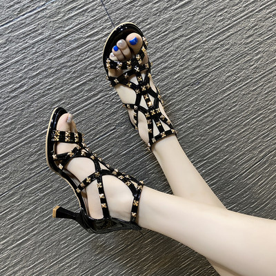 Γυναικεία παπούτσια με δερμάτινα λουράκια και μεταλλική διακόσμηση