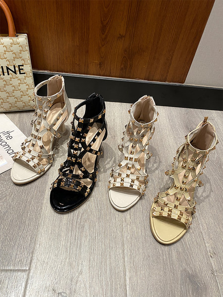 Γυναικεία παπούτσια με δερμάτινα λουράκια και μεταλλική διακόσμηση