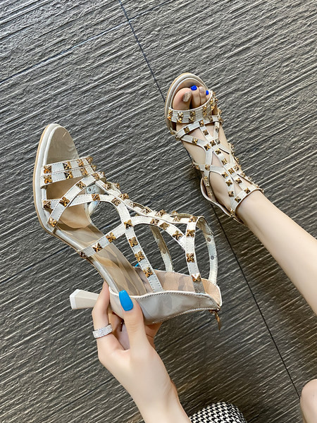 Γυναικεία παπούτσια με δερμάτινα λουράκια και μεταλλική διακόσμηση