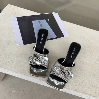 Γυναικείες παντόφλες με τακούνι σε δύο χρώματα