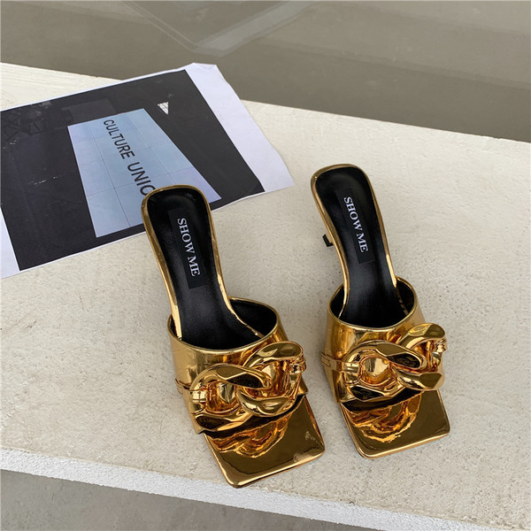 Γυναικείες παντόφλες με τακούνι σε δύο χρώματα