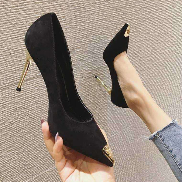 Μοντέρνα κομψά παπούτσια με τακούνι