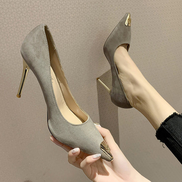 Μοντέρνα κομψά παπούτσια με τακούνι