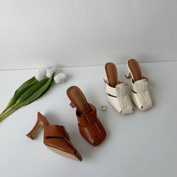 Γυναικείες έκο δερμάτινες παντόφλες σε λευκό και καφέ χρώμα