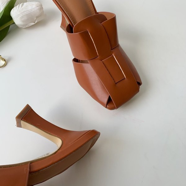 Γυναικείες έκο δερμάτινες παντόφλες σε λευκό και καφέ χρώμα